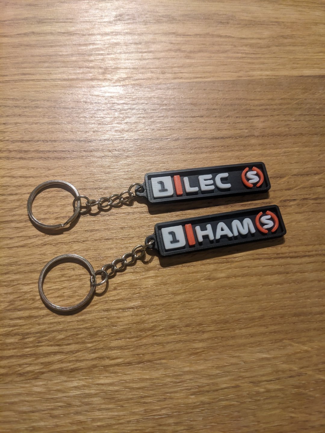 Llavero Hamilton o Leclerc con tipo de compuesto en los neumáticos